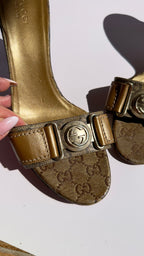 Sandalo Gucci vintage monogram con logo GG metallico