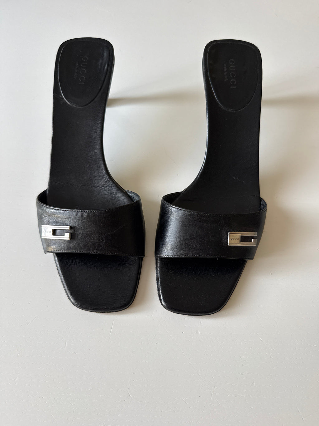Mules Gucci nere con dettaglio G in metallo