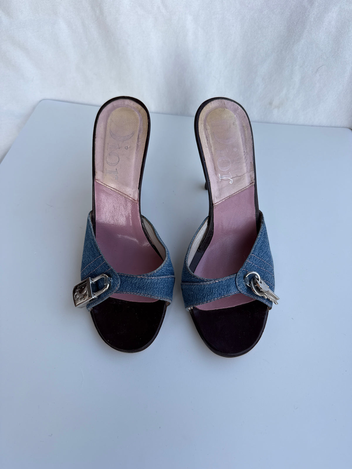 Mules Dior in denim con lucchetto e chiave con logo “CD”