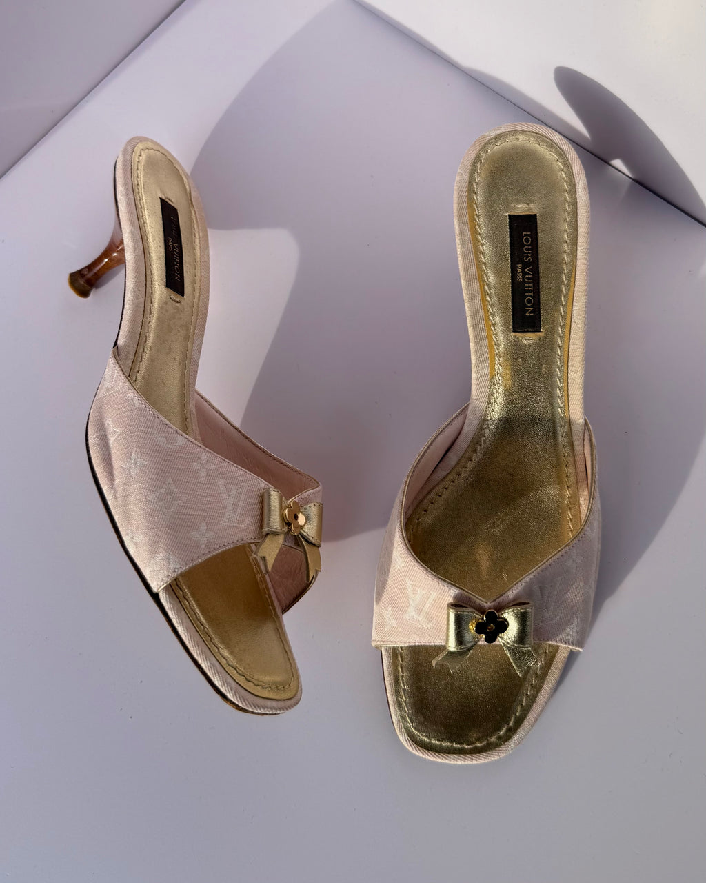 Mules Louis Vuitton Monogram rosa in denim con fiocco