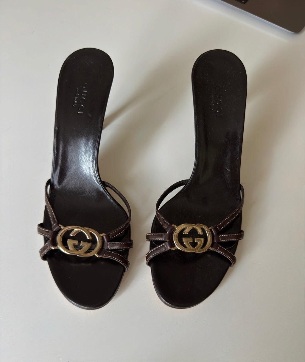 Mules Gucci in pelle marrone con maxi logo Interlocking GG