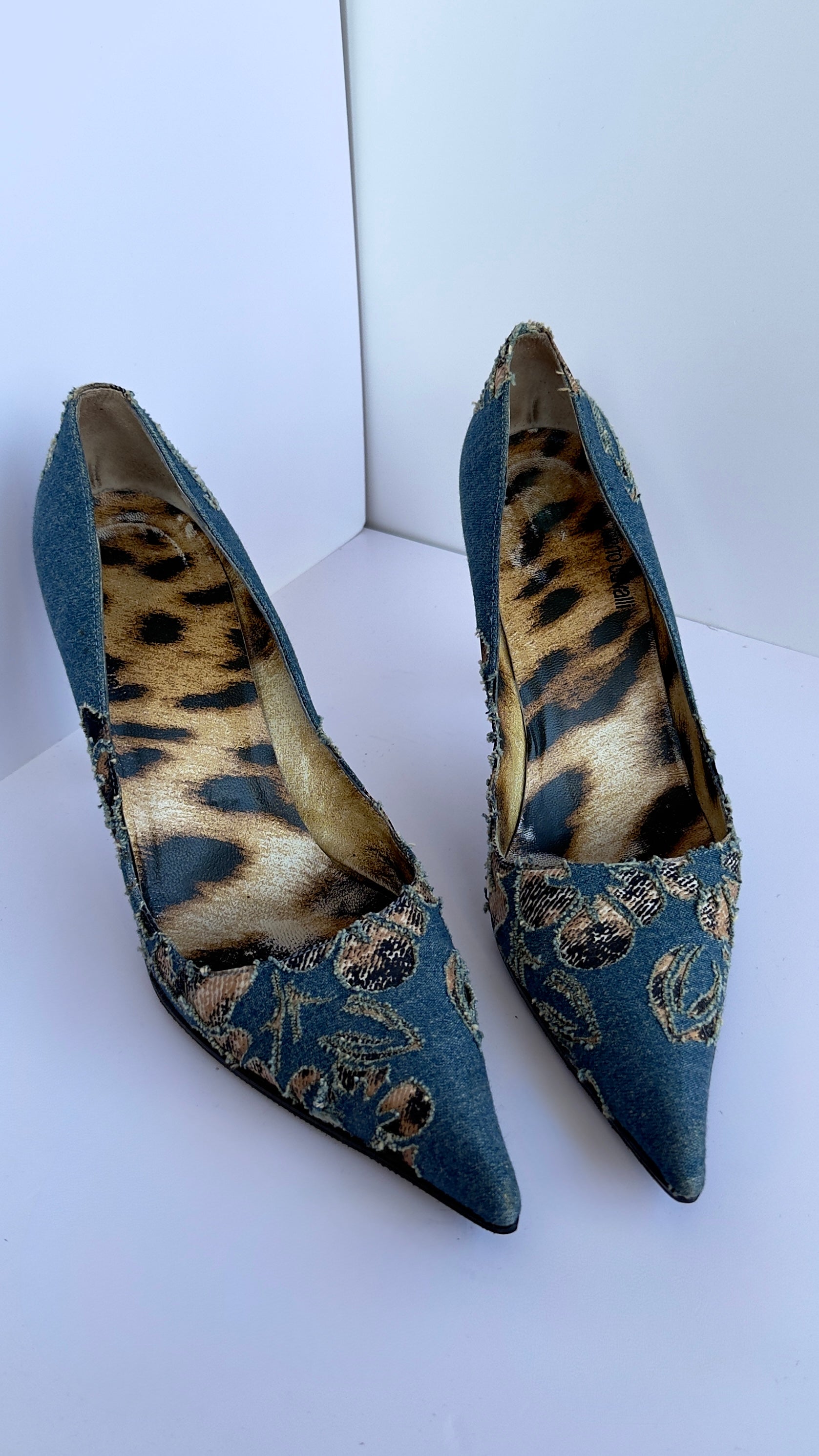 Roberto Cavalli  décolleté vintage in denim con ricamo floreale e interno animalier