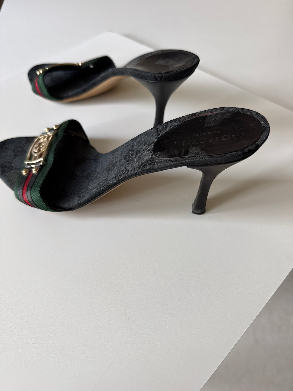 Mules Gucci GG Canvas nere con nastro Web e logo GG dorato
