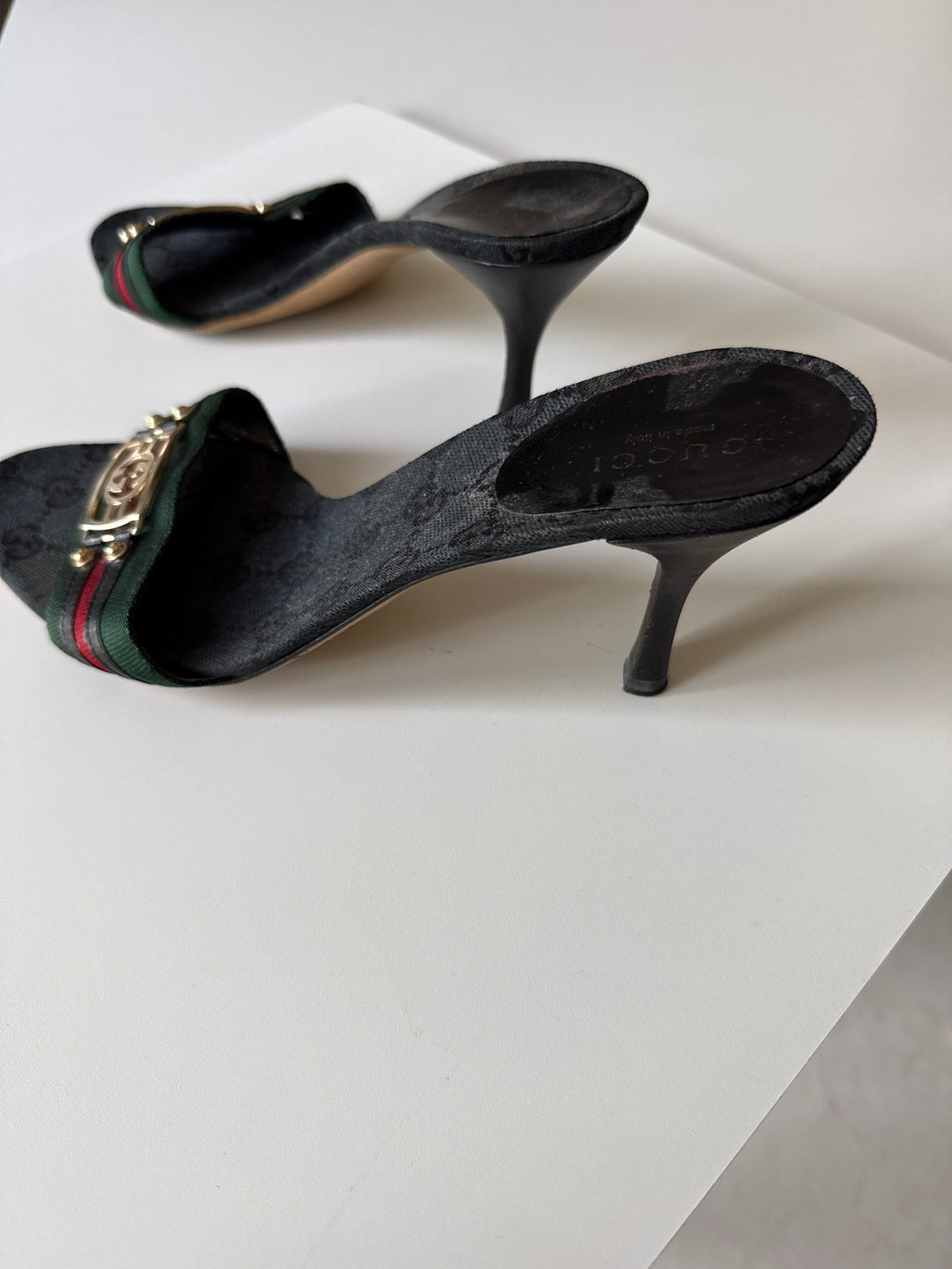 Mules Gucci GG Canvas nere con nastro Web e logo GG dorato