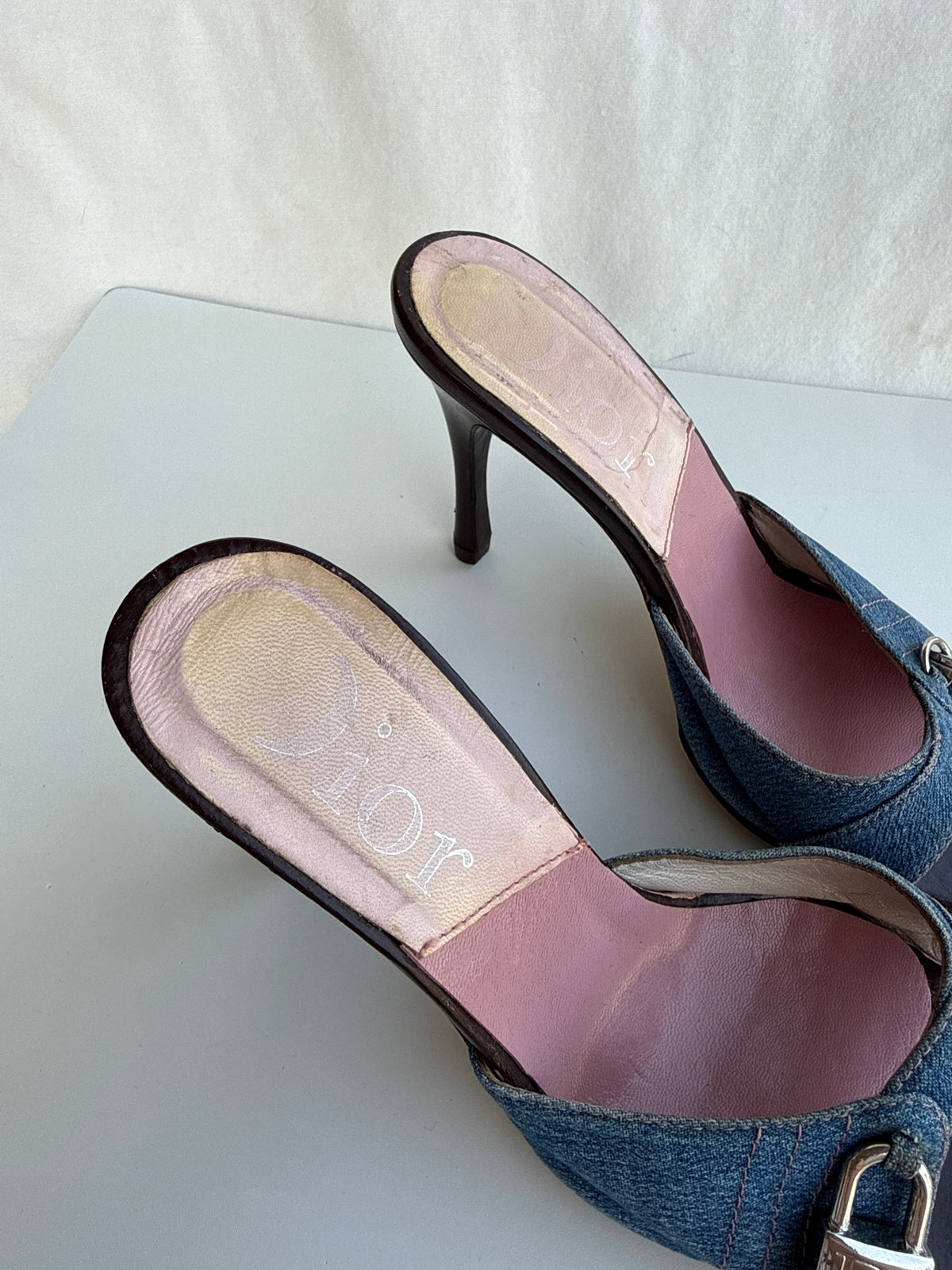 Mules Dior in denim con lucchetto e chiave con logo “CD”