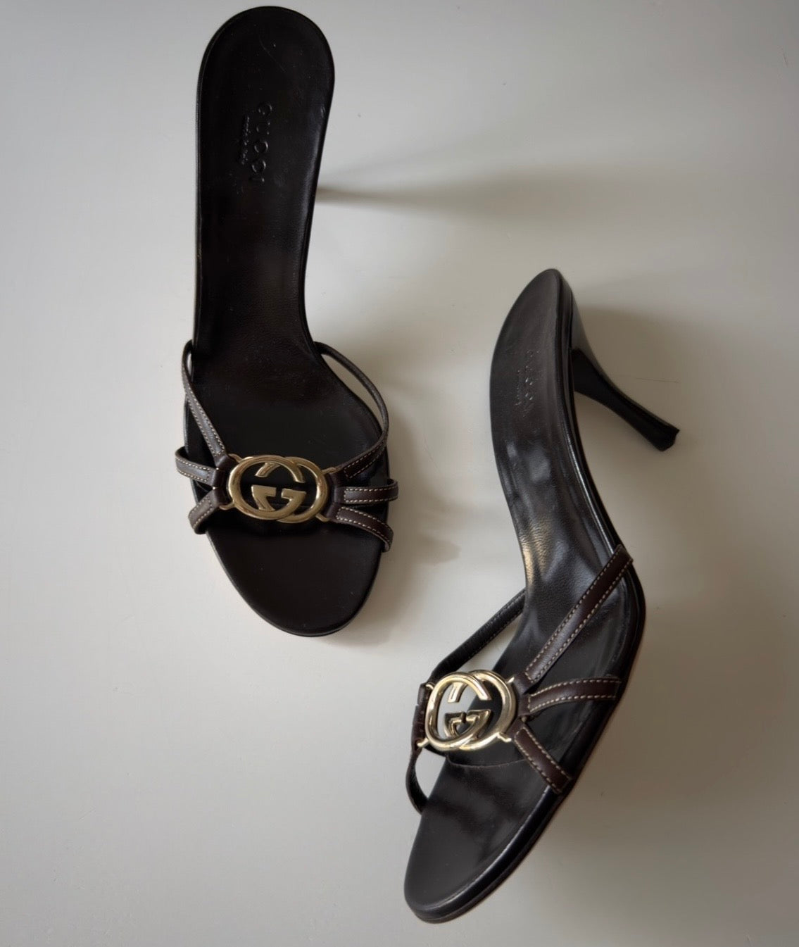 Mules Gucci in pelle marrone con maxi logo Interlocking GG