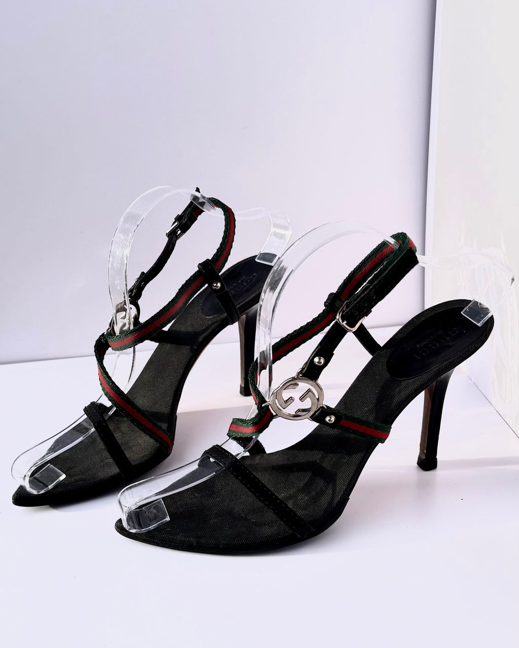 Sandalo Gucci nero con web stripe e logo GG