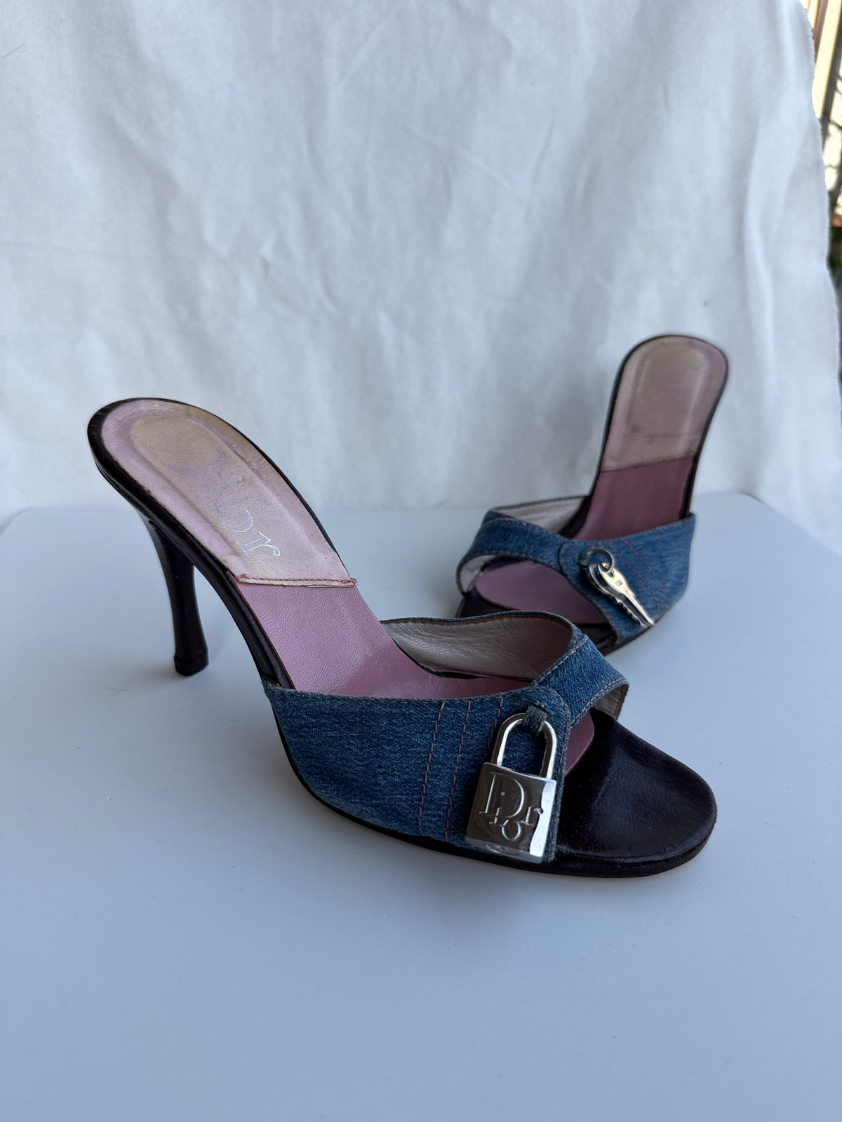 Mules Dior in denim con lucchetto e chiave con logo “CD”