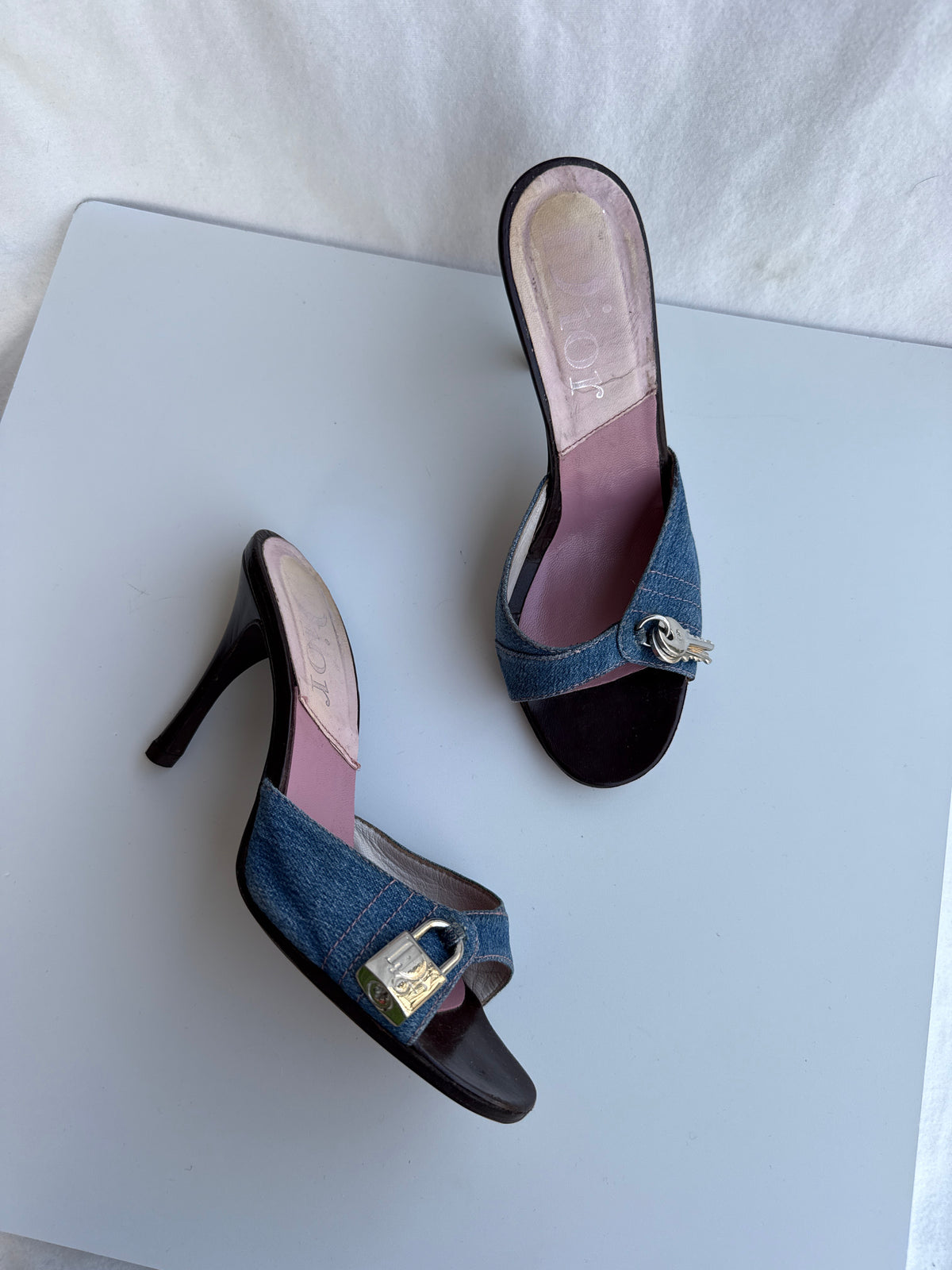 Mules Dior in denim con lucchetto e chiave con logo “CD”
