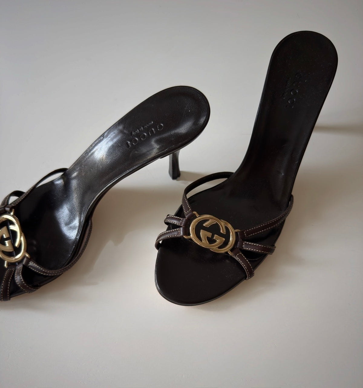 Mules Gucci in pelle marrone con maxi logo Interlocking GG