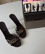 Mules Gucci in pelle marrone con maxi logo Interlocking GG
