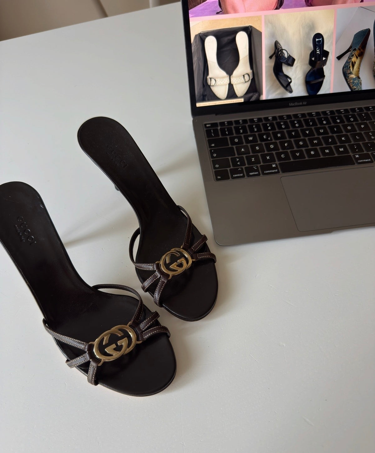 Mules Gucci in pelle marrone con maxi logo Interlocking GG