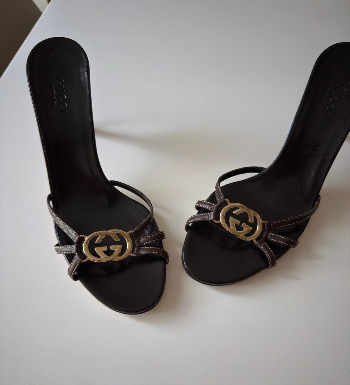 Mules Gucci in pelle marrone con maxi logo Interlocking GG