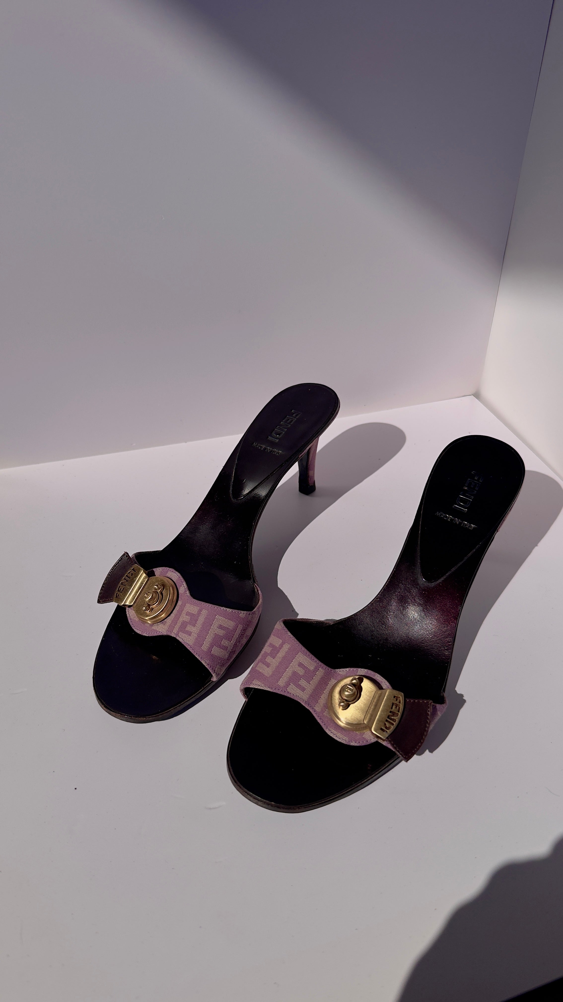 Fendi Mules vintage monogram lilla con dettaglio logo metallico