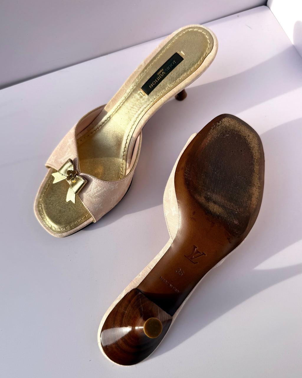 Mules Louis Vuitton Monogram rosa in denim con fiocco