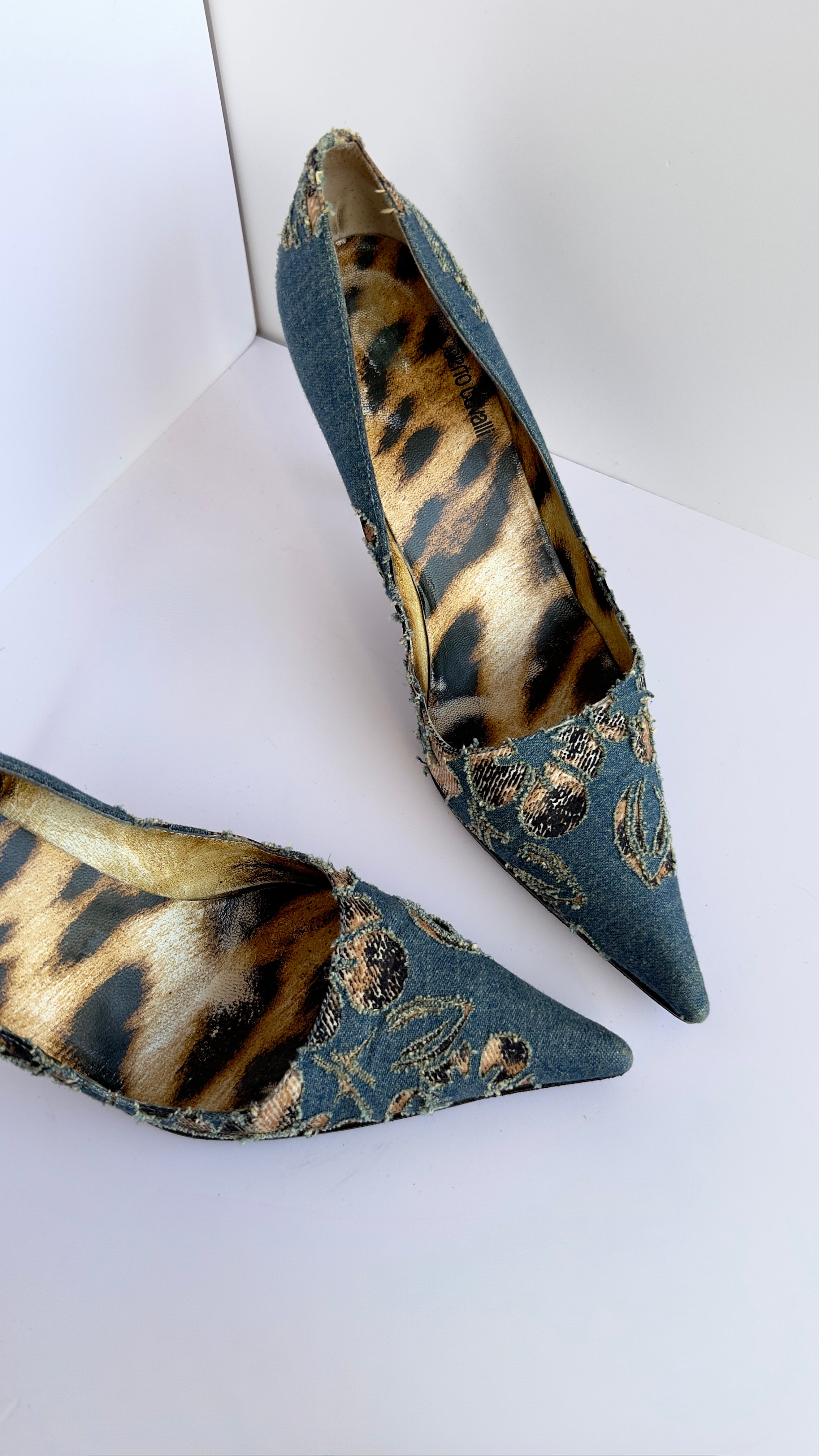 Roberto Cavalli  décolleté vintage in denim con ricamo floreale e interno animalier