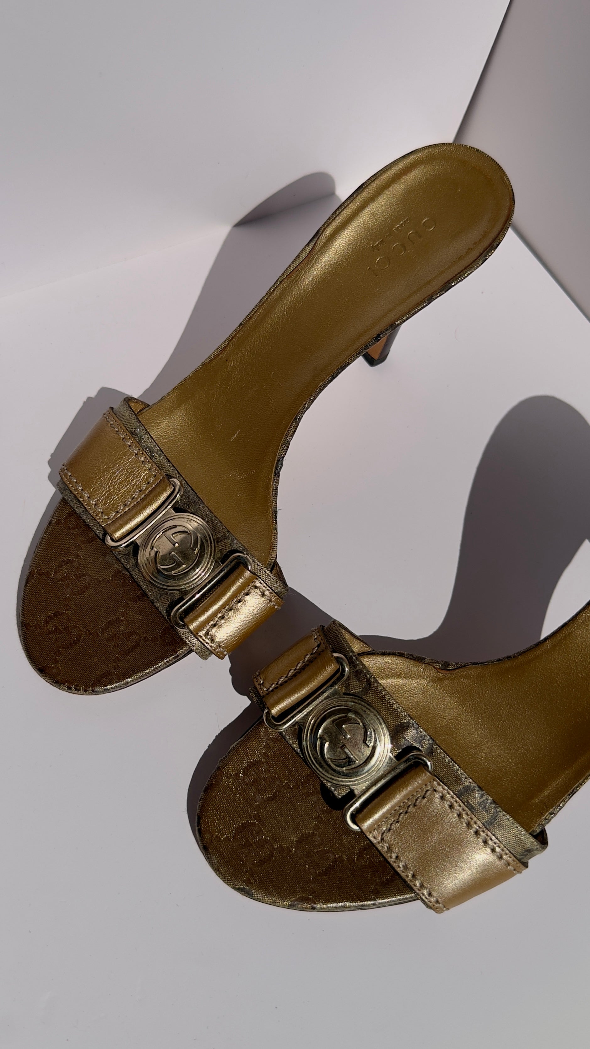 Sandalo Gucci vintage monogram con logo GG metallico