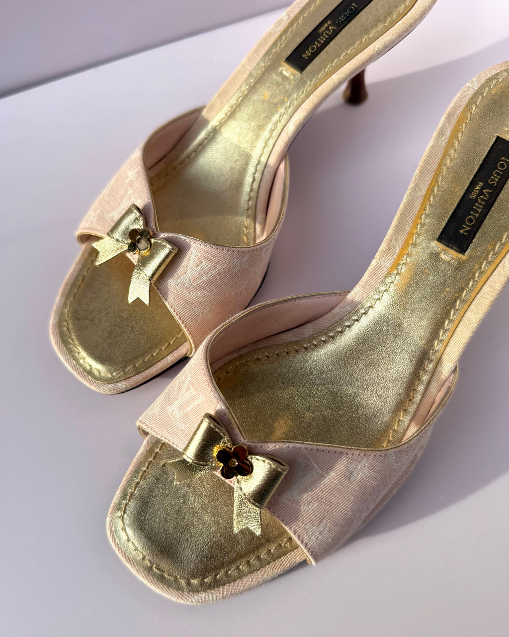 Mules Louis Vuitton Monogram rosa in denim con fiocco