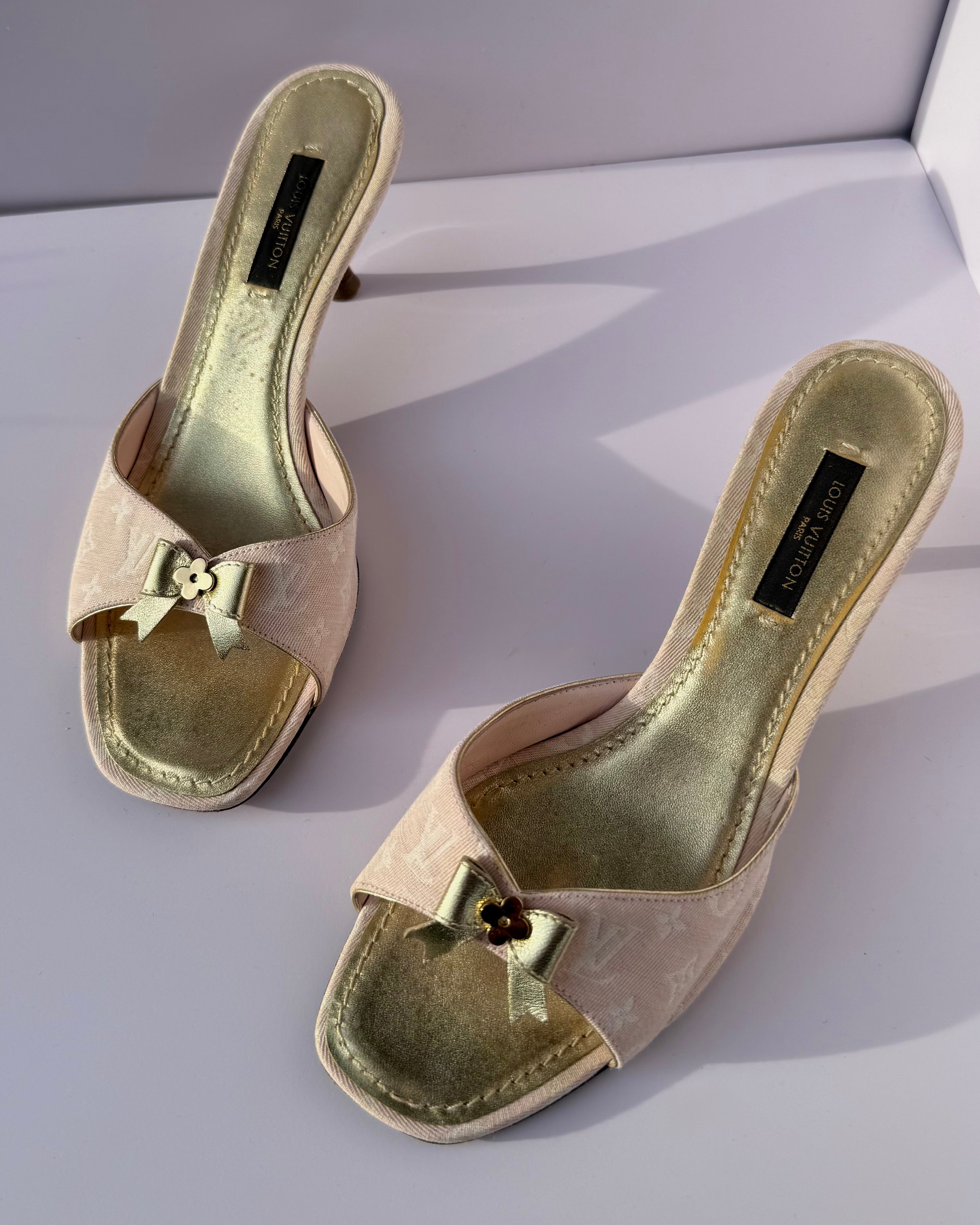 Mules Louis Vuitton Monogram rosa in denim con fiocco