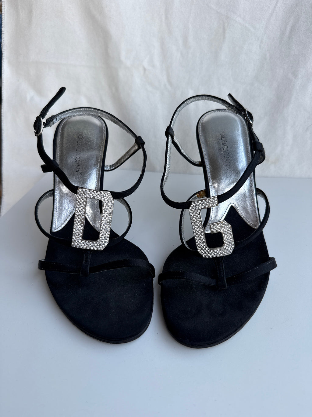 Sandali Dolce e Gabbana in raso nero con logo D&G di cristalli