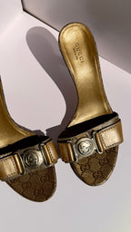 Sandalo Gucci vintage monogram con logo GG metallico