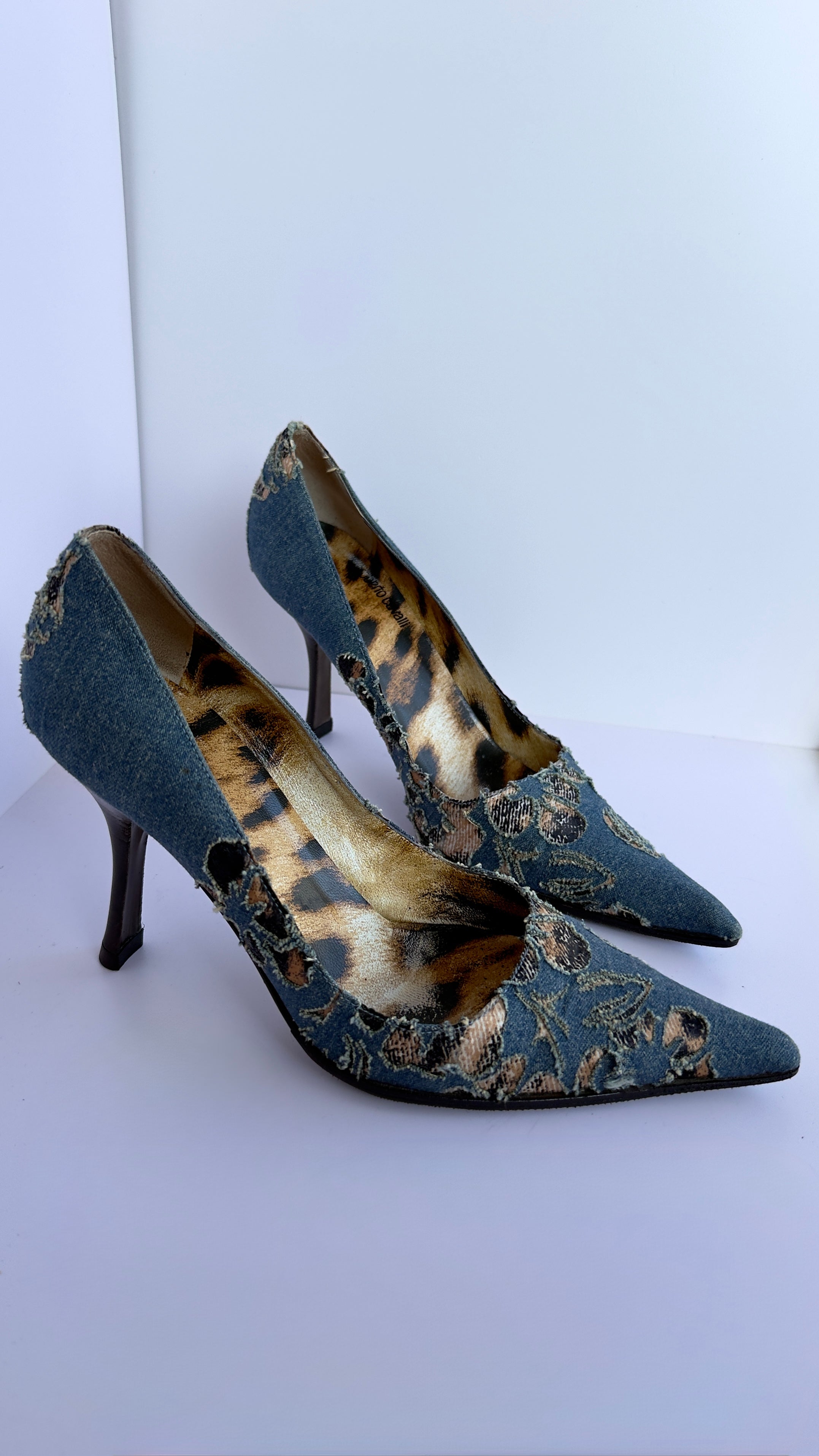 Roberto Cavalli  décolleté vintage in denim con ricamo floreale e interno animalier