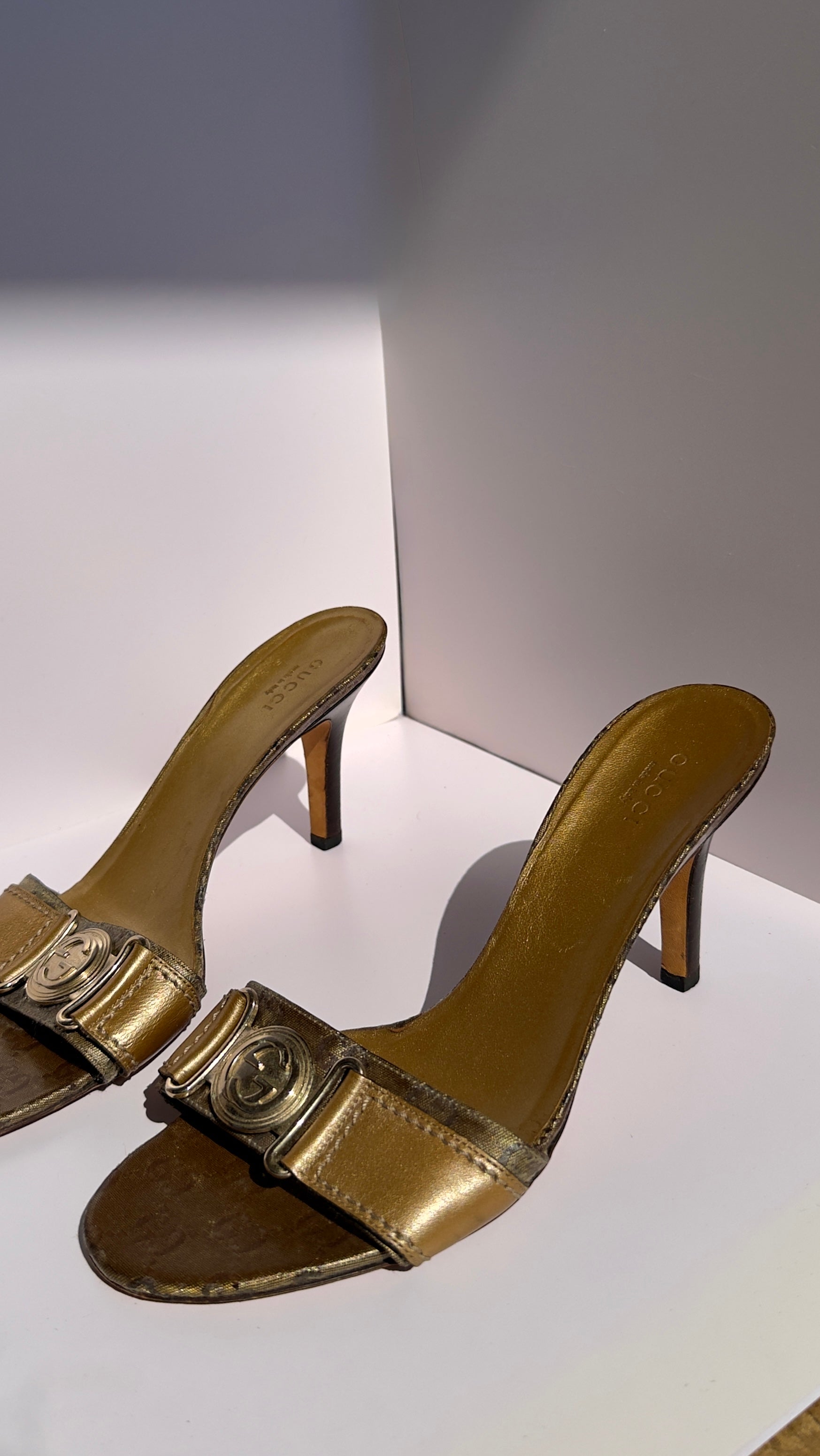 Sandalo Gucci vintage monogram con logo GG metallico