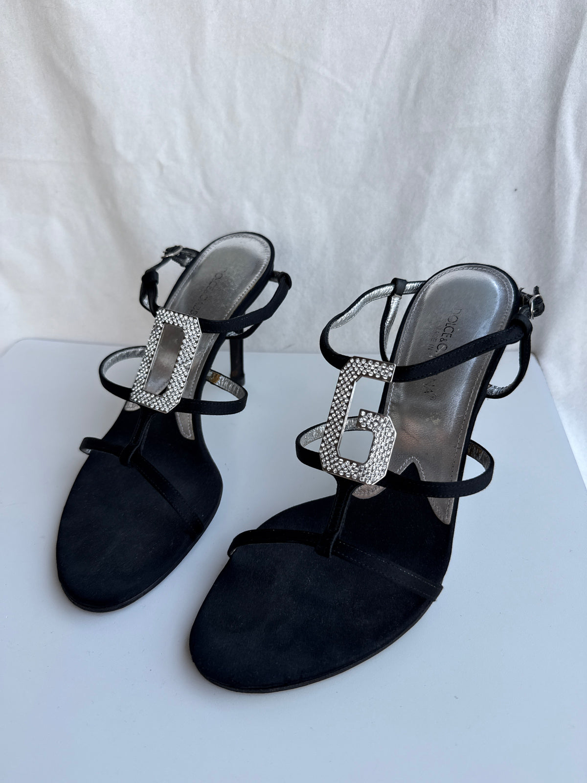 Sandali Dolce e Gabbana in raso nero con logo D&G di cristalli