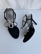 Sandali Dolce e Gabbana in raso nero con logo D&G di cristalli