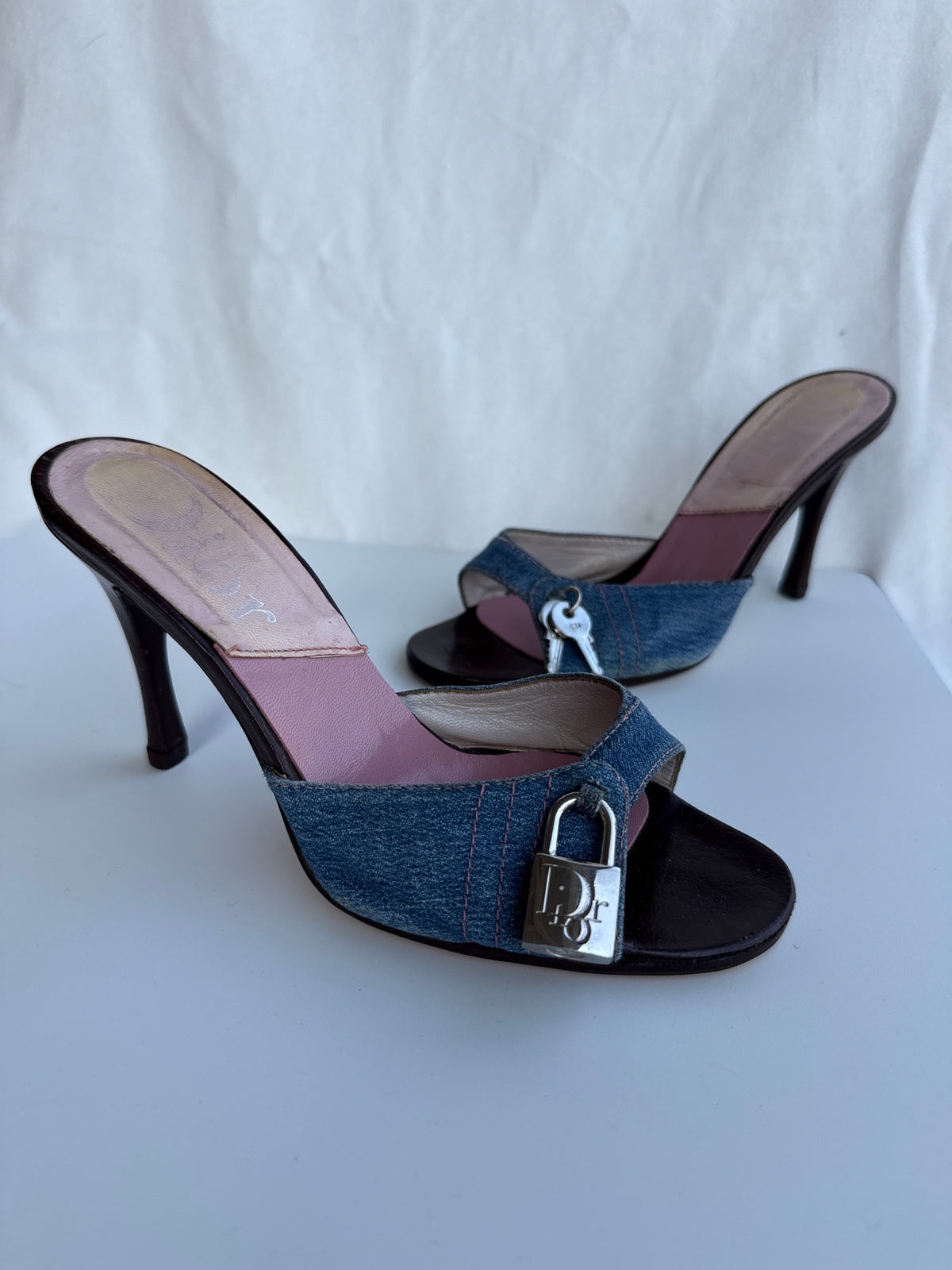 Mules Dior in denim con lucchetto e chiave con logo “CD”