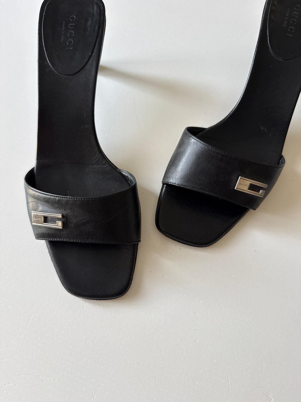 Mules Gucci nere con dettaglio G in metallo