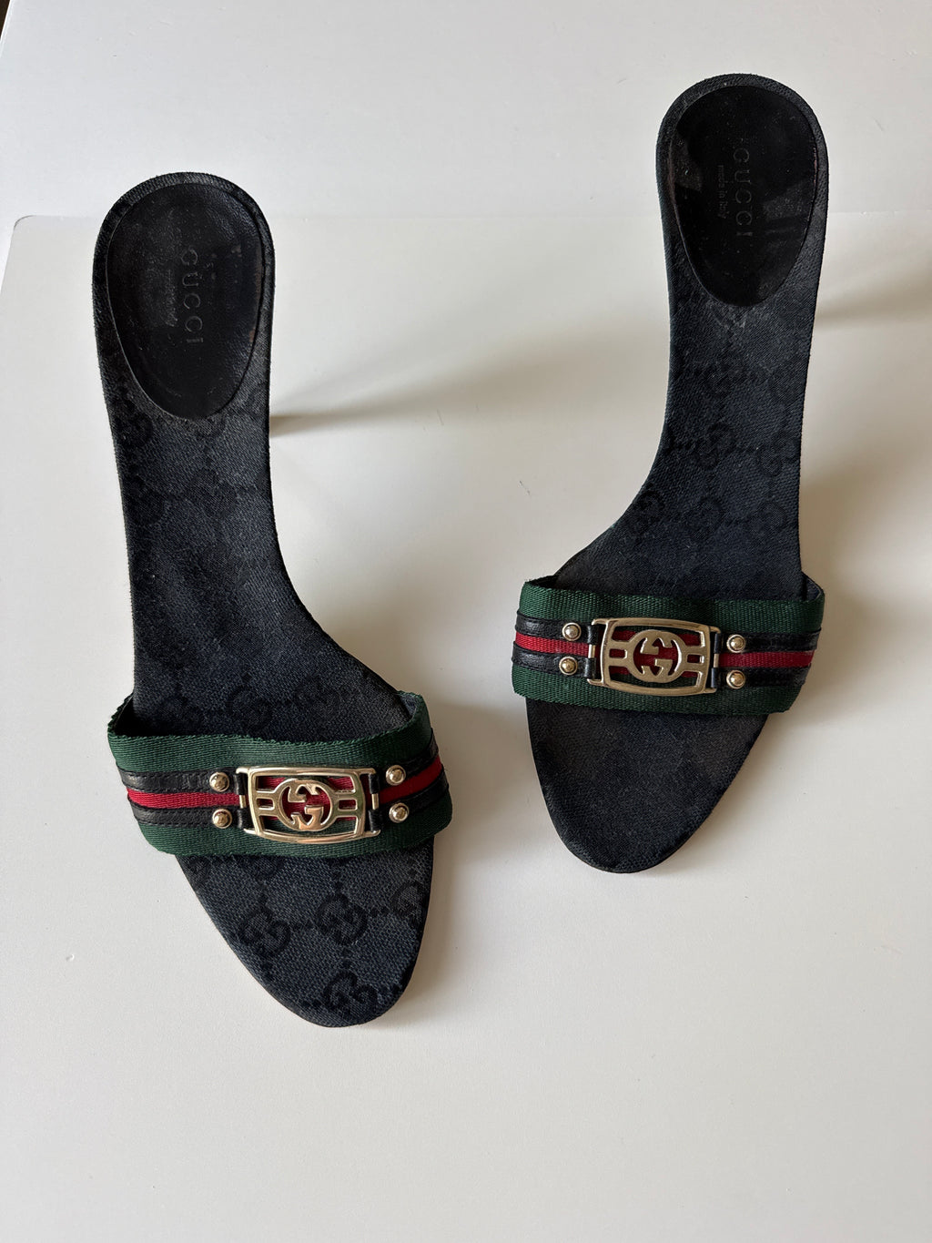 Mules Gucci GG Canvas nere con nastro Web e logo GG dorato