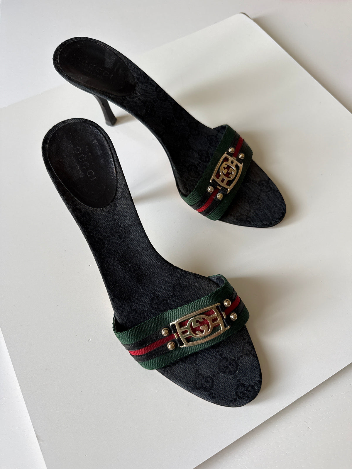 Mules Gucci GG Canvas nere con nastro Web e logo GG dorato