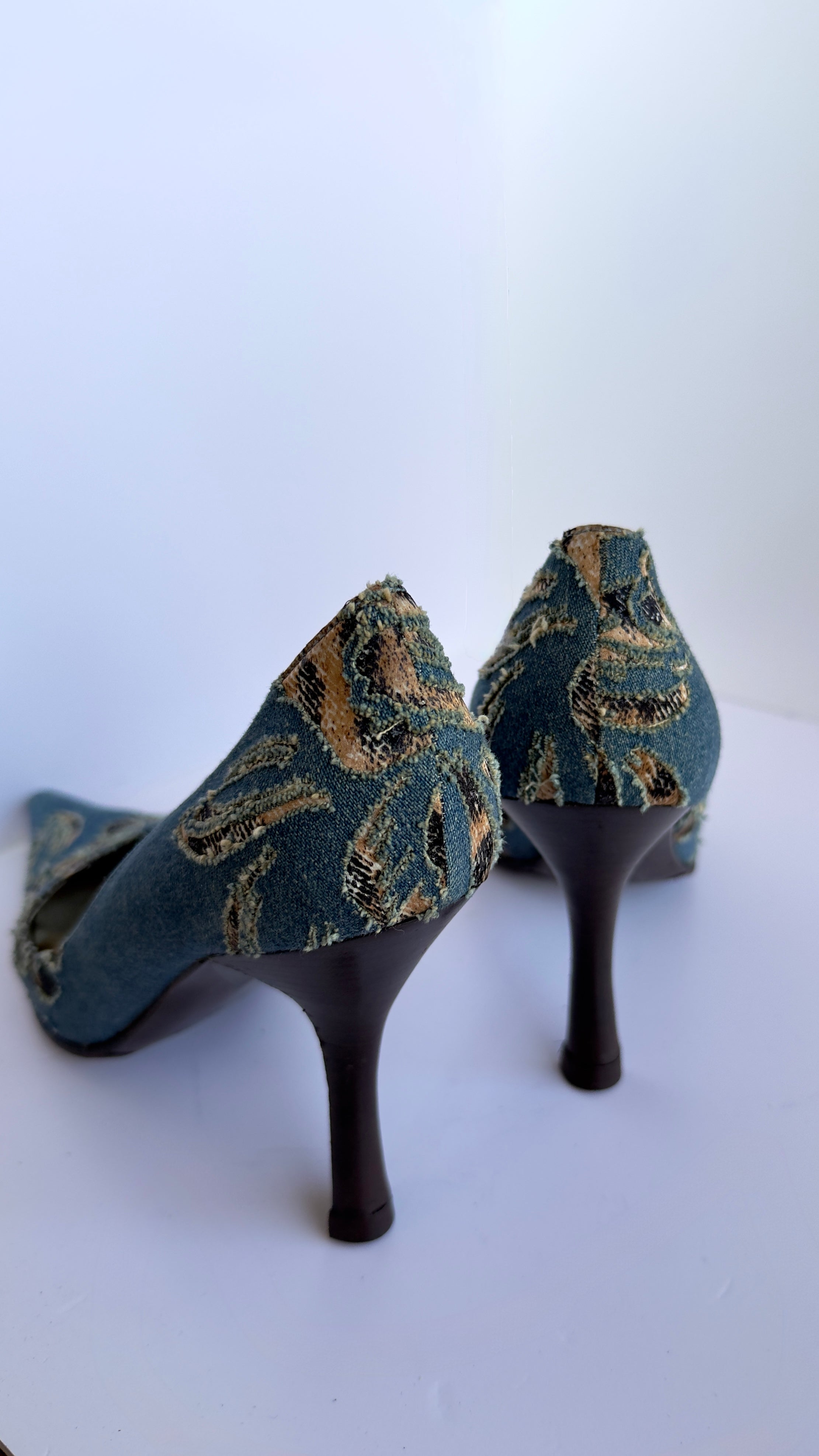 Roberto Cavalli  décolleté vintage in denim con ricamo floreale e interno animalier