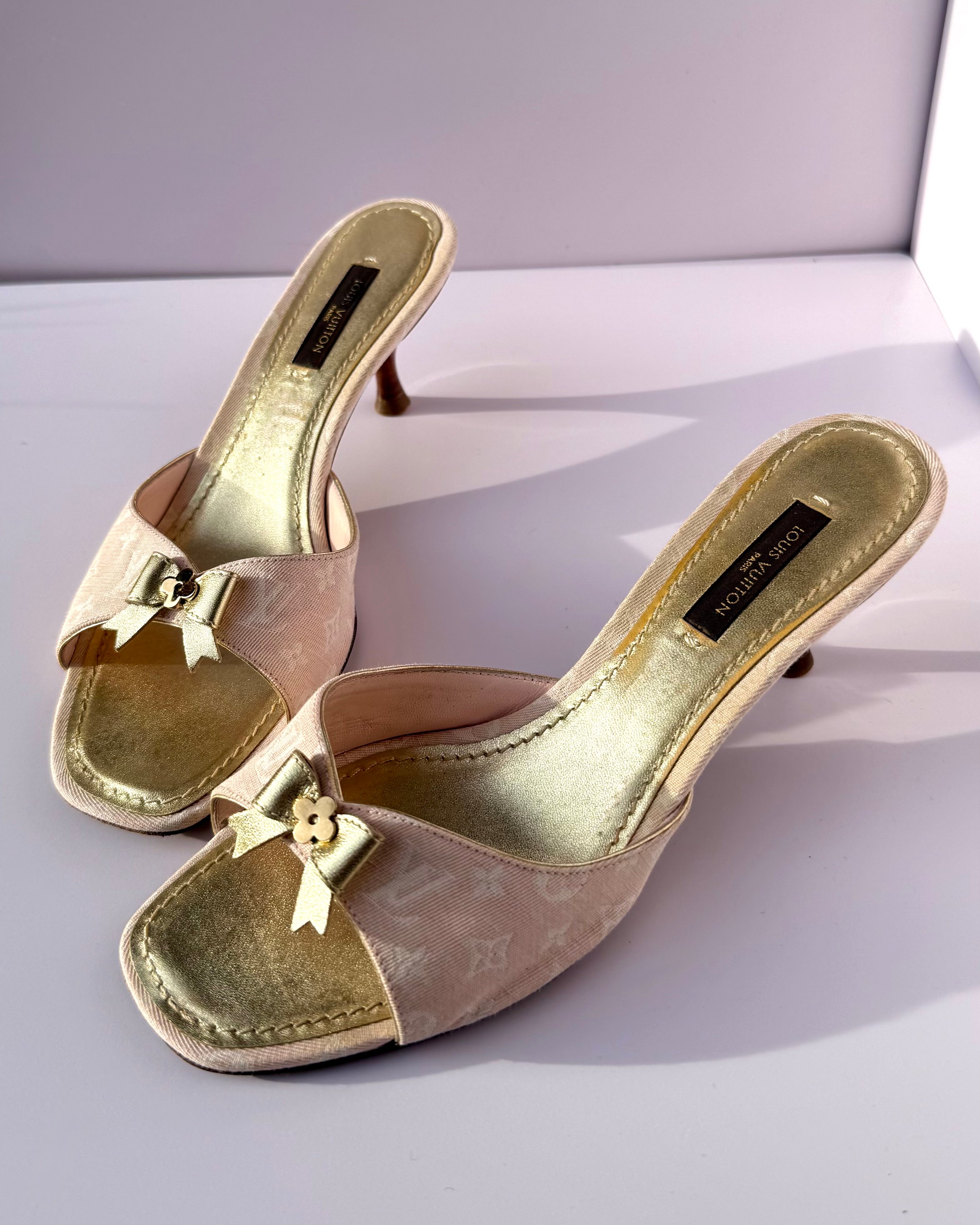 Mules Louis Vuitton Monogram rosa in denim con fiocco